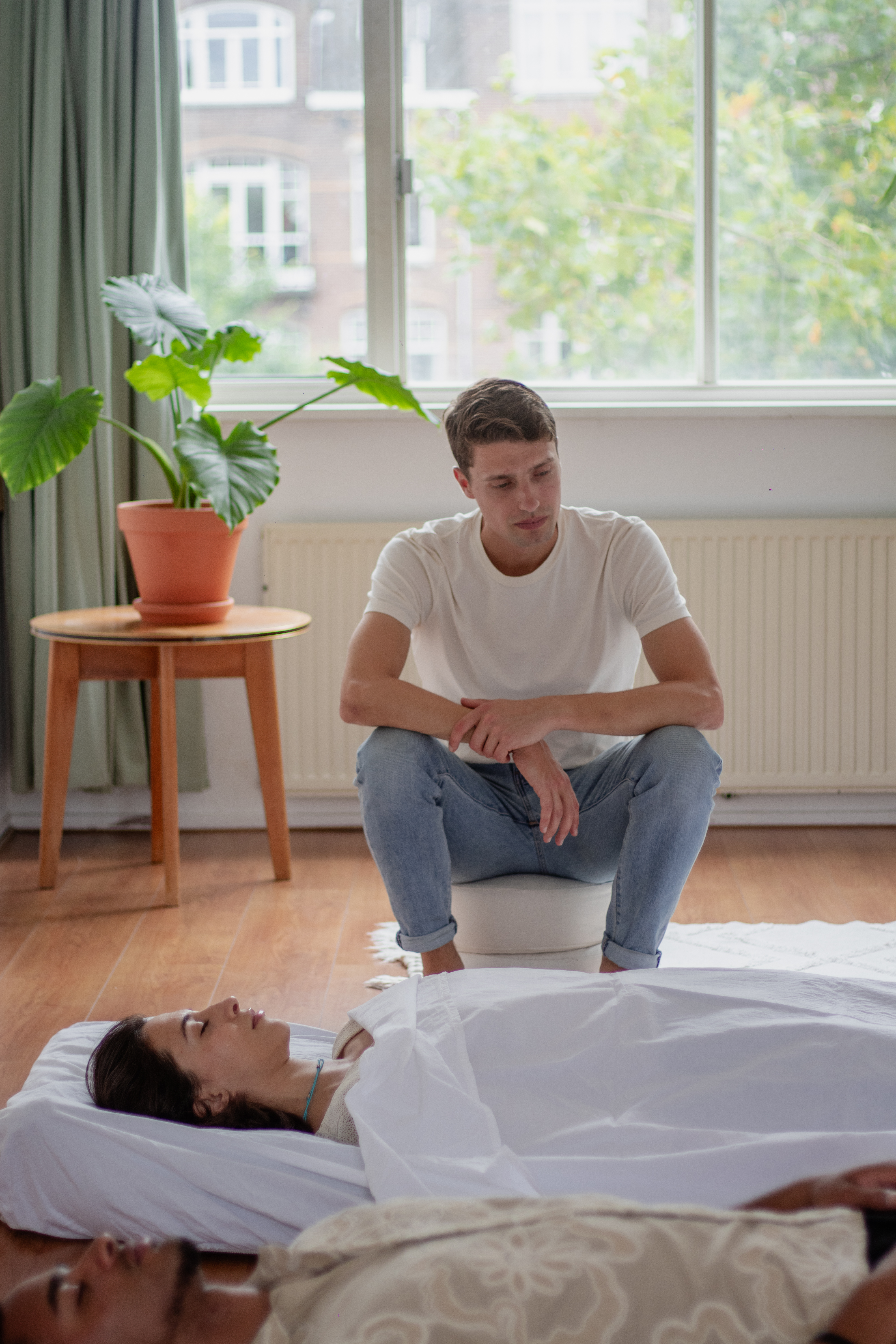 deelnemers ontvangen een duo verbonden ademsessie